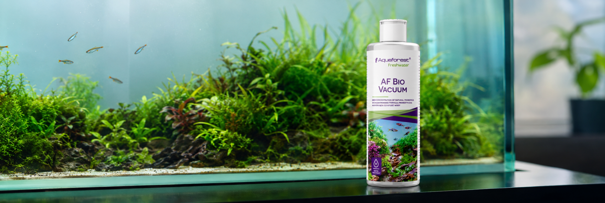 Aquaforest AF Bio Vacuum Fresh przed roślinnym akwarium słodkowodnym z drobnymi rybami i naturalną aranżacją.